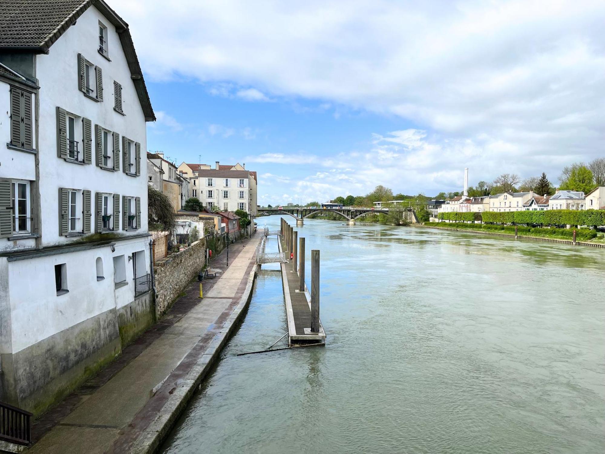 Paris Cocon - Disneyland, Parking, Hypercentre, Train Station Lagny