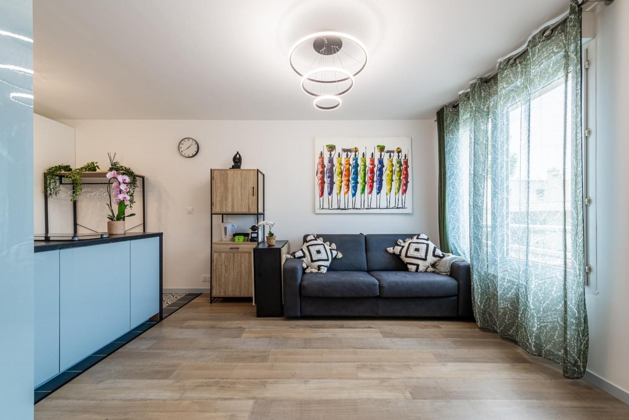 Paris Cocon - Disneyland, Parking, Hypercentre, Train Station * Lagny